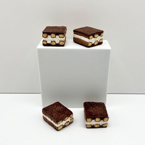 Tiramisu Place Card Holders – Set of 4 – Handmade Clay Mini Dessert Table Décor - Picture 3 of 16